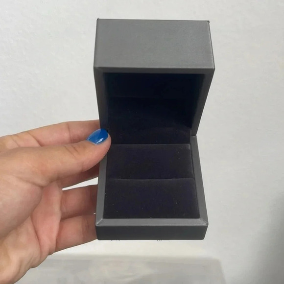 Set of 5 Velvet Ring Boxes – New & Elegant – Jewelry Storage, Gifts or Proposals - Picture 3 of 12